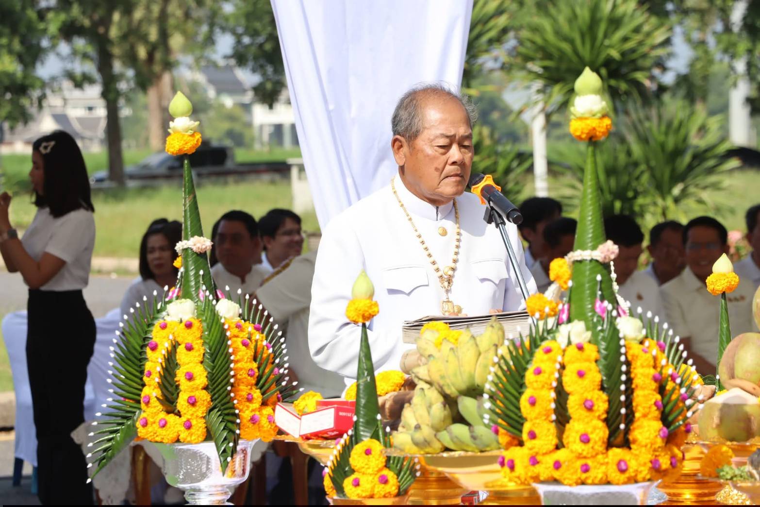 title - ศพส. ร่วมพิธีบวงสรวงซุ้มถวายดอกไม้จันทน์ จังหวัดพระนครศรีอยุธยา น้อมรำลึกในพระมหากรุณาธิคุณ สมเด็จพระบรมราชชนนีพันปีหลวง ณ บริเวณด้านหน้าอาคารศาลาพระมิ่งขวัญ ศูนย์ส่งเสริมและพัฒนาอาชีพเสริมนอกภาคการเกษตร (ศูนย์ศิลปาชีพ บางไทรฯ (เดิม))